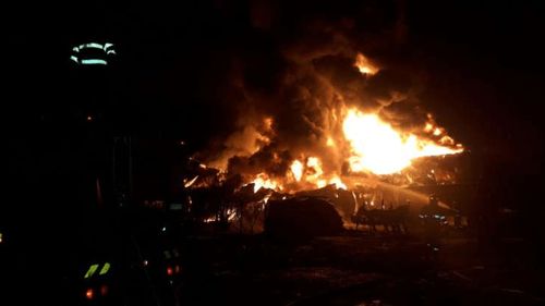 Incendiu puternic la o hală de producție din Ilfov/ ISU: În interior sunt bazine cu acetonă