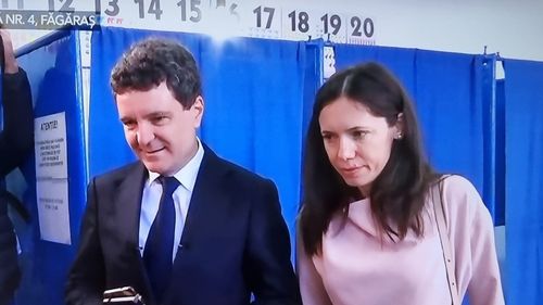 Nicușor Dan și Mirabela Grădinaru au votat în Făgăraș: ”E important să nu uităm de unde am plecat. Și nu trebuie să existe două Românii” / Au venit fără pază și s-au îmbrățișat cu oamenii care îi așteptau