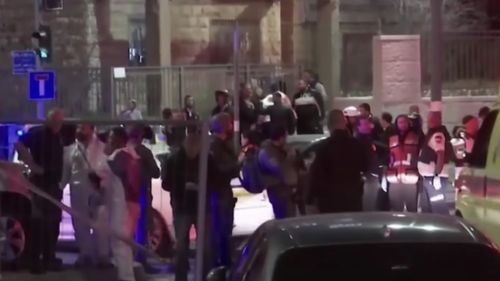 Patruzeci şi două de persoane au fost arestate în vederea interogării după atacul sângeros comis vineri în apropierea unei sinagogi în Ierusalimul de Est