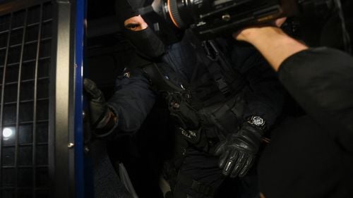 Bărbat din Gorj, arestat preventiv pentru pornografie infantilă și corupere sexuală a minorilor