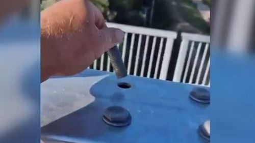 VIDEO Șuruburi desfăcute pe podul de la Brăila/ Compania Națională de Autostrăzi: Este vorba de neglijență. Nu există risc ca podul să se prăbușească