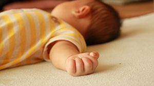 Saltelele și lenjeria de pat a bebelușilor și copiilor emit substanțe chimice toxice și substanțe ignifuge asociate cu tulburări de dezvoltare și hormonale, arată două noi studii