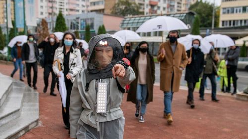 VIDEO Teatrul pe timp de pandemie / Cătălina Bălălău, actriță: Limitările ne-au împins să găsim soluții mai creative la anumite probleme / Piesa care s-a jucat pe străzile din Piatra Neamț