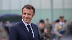Macron îi va oferi regelui Charles o carte ilustrată cu vizitele reginei în Franța
