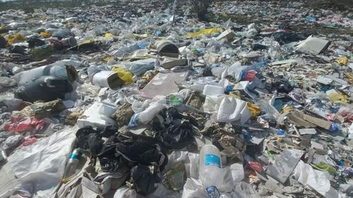Zeci de ha de teren agricol de la marginea Bucureştiului, acoperite cu mii de tone de deşeuri extrem de nocive. Deşi inspectorii de mediu spun că "sunt prinşi cu munca de teren", poluatorii îşi văd nestingheriți de treabă