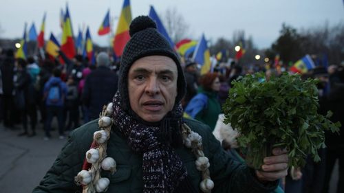 FOTOREPORTAJ Protestul antimască din București, o ”șaorma cu de toate” a teoriilor conspirațiilor. Au participat Joker și dacii liberi, unii au cerut stoparea inexistentei vaccinări obligatorii