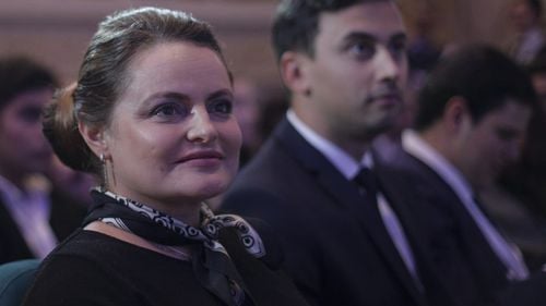 Mireille Rădoi, șefa Bibliotecii Universitare, a fost premiată de Academia Română, deși a coordonat ”opera științifică” a unui infractor din penitenciar / Premii pentru Octavian Hoandră, Dorel Vișan și George Mihăiță