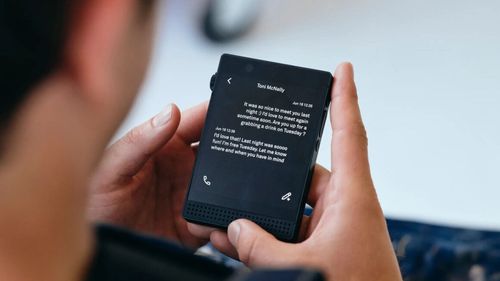 Telefonul minimalist Light Phone III va fi lansat pe 27 martie / Bateria, ecranul și portul USB pot fi schimbate ușor