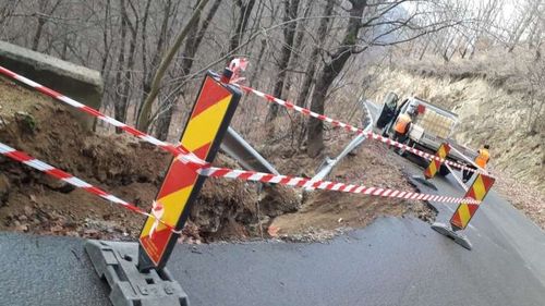 Sibiu: O porţiune din drumul judeţean de la limita cu judeţul Alba s-a surpat din cauza precipitaţiilor