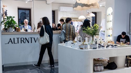 ALTRNTV Shop, un marketplace social care vinde produse sustenabile de la designeri români, ajută copii din mediul rural să meargă la dentist / Cum să nu „îngheți” într-un mediu de afaceri imprevizibil