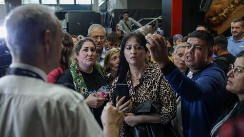 O agenție de turism anunţă că a repatriat din fonduri proprii toţi turiştii aflaţi în vacanţă, de când Blue Air a suspendat toate zborurile: De ce trebuie să plătim pentru greşelile altora? /  Vola.ro a deschis un punct de lucru pe Aeroportul Otopeni şi face angajări