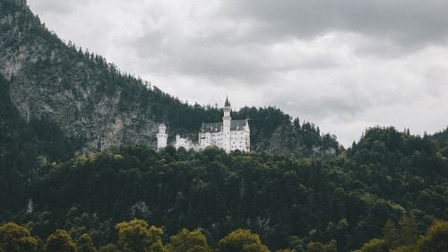 O turistă americană a murit și alta a fost rănită în urma unui atac în apropiere de Castelul Neuschwanstein din Germania / Un bărbat le-a convins să îl urmeze pe o potecă ascunsă