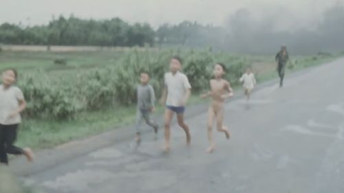 Celebra fotografie „Napalm Girl” din timpul războiului din Vietnam - controverse asupra adevăratului autor