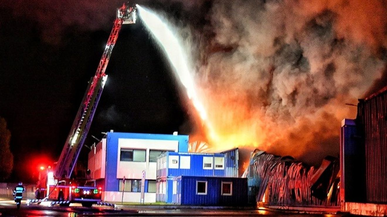 VIDEO Timiș: Incendiu puternic și pericol de explozie sâmbătă noaptea, la hala unui producător de frigidere din comuna Șag