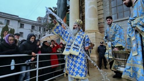 500 de litri de agheasmă, pregătite credincioșilor la Iași / Mitropolia: O singură persoană poate sta pe lăţimea rândului, la distanţă de 1,5 metri faţă de persoanele din spate şi din faţă, purtând mască
