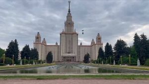Legiunea "Libertate pentru Rusia" publică o imagine în care susține că apare steagul opoziţiei la Putin, alb-albastru, fluturând deasupra Universității de Stat din Moscova