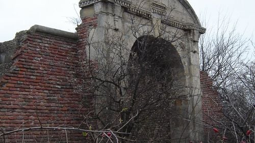 Proiect pentru restaurarea zidurilor cetății Ada-Kaleh, cu bani europeni / O parte din zidurile cetății inundată în anii 70 au fost strămutate pe insula Șimian