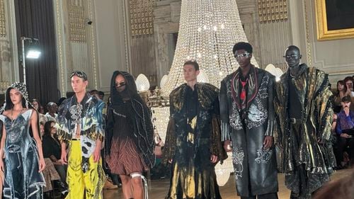 EXCLUSIV Psy Lau la London Fashion Week aduce pe podium straturi de texturi, aplicații și contraste cromatice, dar colecția rămâne lipsită de unitate și nu reușește să transmită o viziune clară