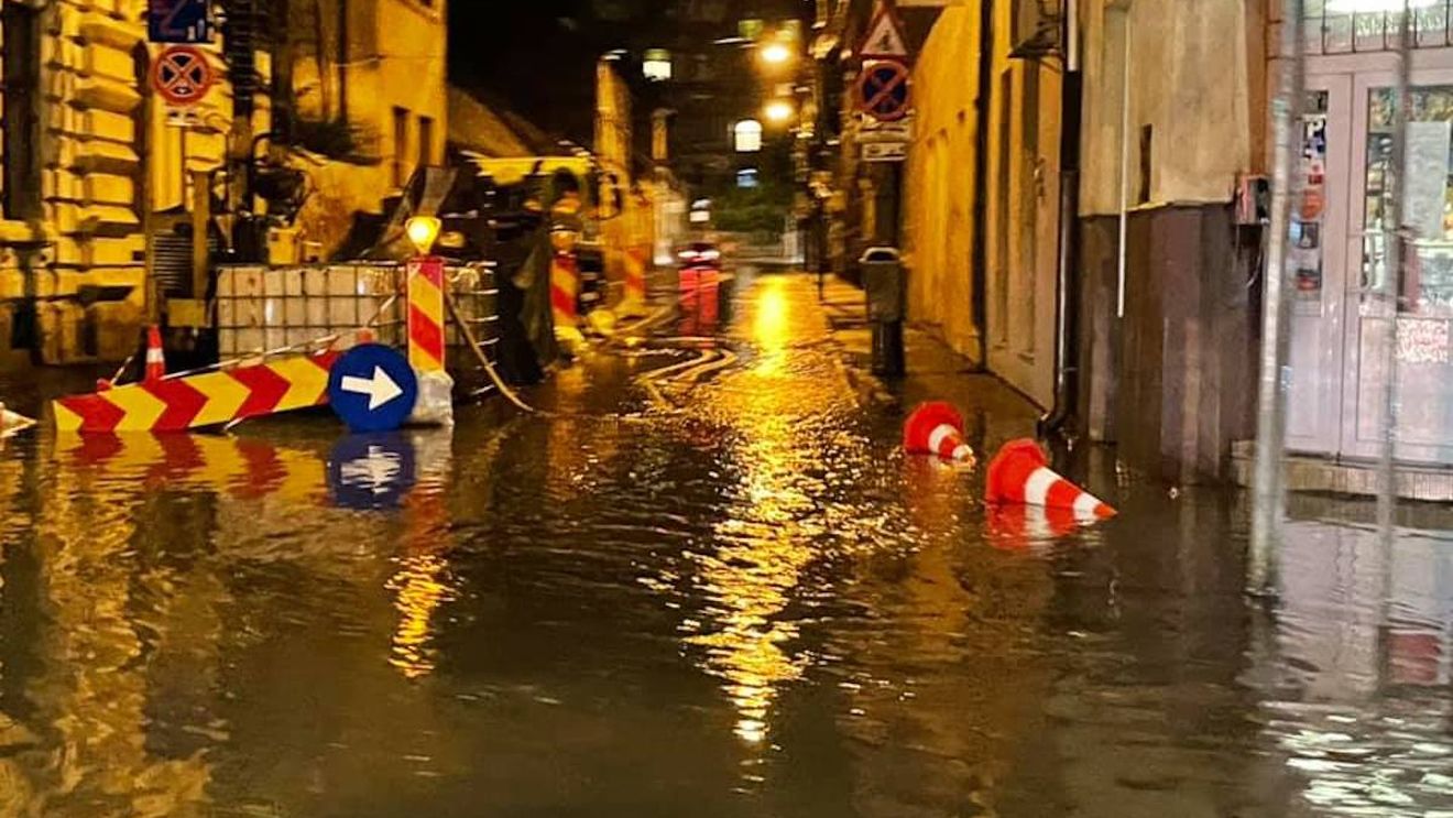 VIDEO Furtună în Cluj: Acoperișuri distruse, copaci smulși, locuințe fără curent, străzi inundate