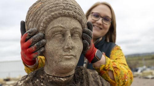 GALERIE FOTO Arheologii au descoperit un set de statui romane rare „incredibile” în timp ce excavau un sit din Anglia pe locul unei vechi biserici normande: „A privi literalmente chipurile trecutului este o experiență unică”