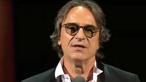 Actorul Claudiu Bleonţ îi cere iertare fiicei sale pentru momentul umilitor de la Premiile Gopo: "Nu a fost intenţia mea să o discreditez pe Eva, nu îmi doresc să îmi educ copilul prin mustrare publică"