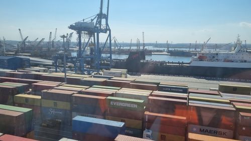 Comisarul european pentru Transporturi: Constanţa trebuie să facă investiţii suplimentare / E singurul din primele 10 porturi europene care nu e digitalizat / Portul este „sufocat de barje care trebuie descărcate în vapoare”