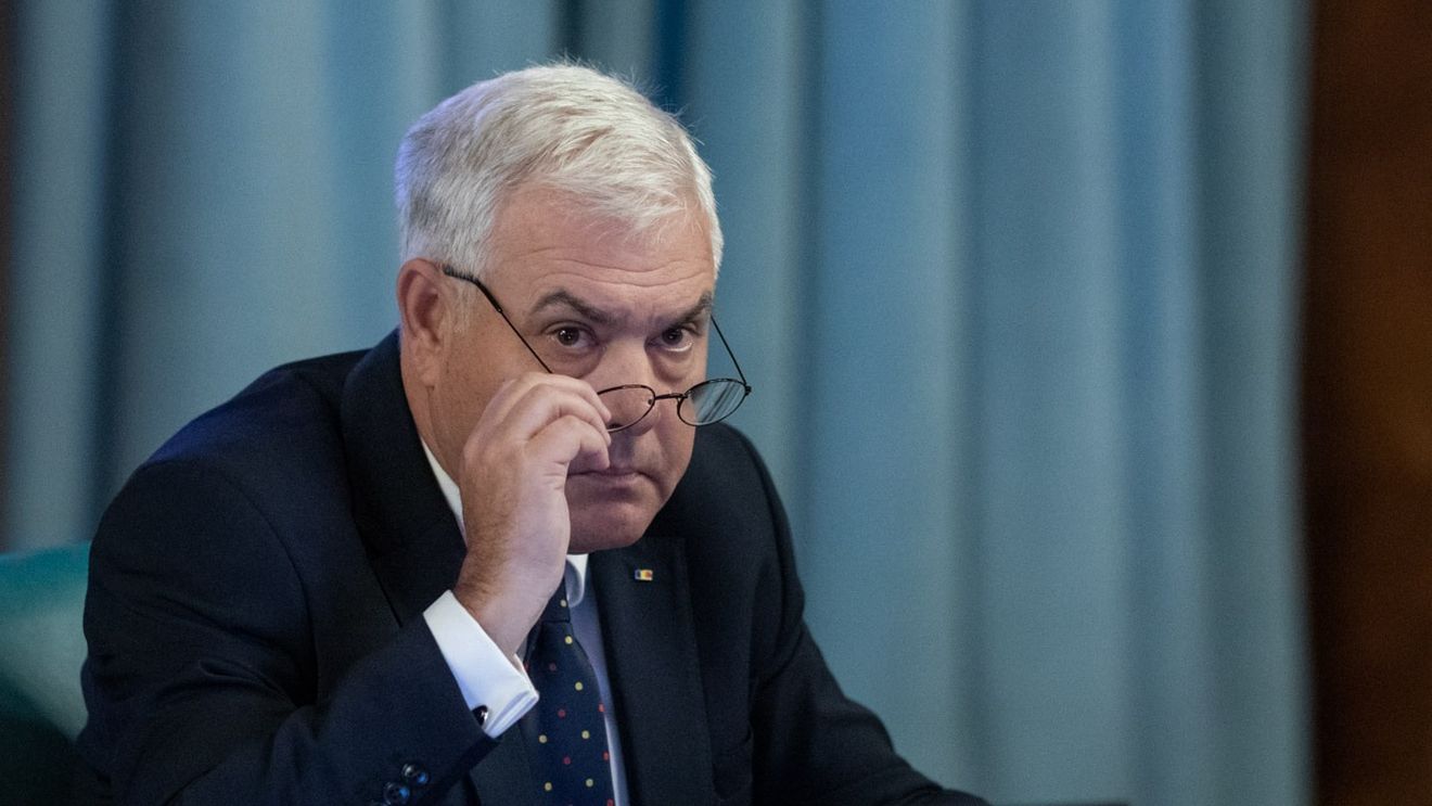 Explicația ministrului Apărării la acuzațiile de fraudă la doctorat: L-am rugat pe directorul muzeului să mă ajute. Eu scriu încet / ”Au fost și alții în arhive care mi-au oferit materiale pe care fie le-am folosit, fie nu le-am folosit”