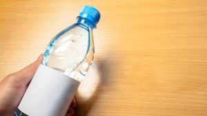 Apa în timpul mesei: ajută sau încurcă digestia? Ce spun medicii gastroenterologi