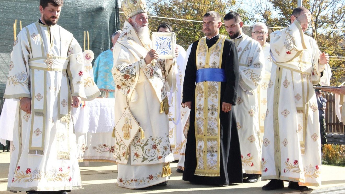 Mitropolia Olteniei va aşeza un monument pe locul în care Sfântul Calinic a oprit urcarea femeilor la Mănăstirea Frăsinei