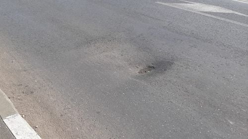 Groapă nemarcată extrem de periculoasă, de 30 cm adâncime, pe una dintre cele mai aglomerate artere din Sectorul 2 din București