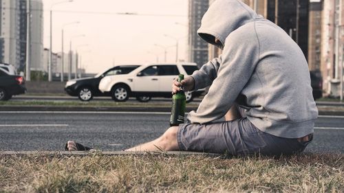 Pauza de relaxare: Un bărbat dat dispărut de familie după un chef prelungit a participat la propria căutare, fără să știe că el e cel vizat