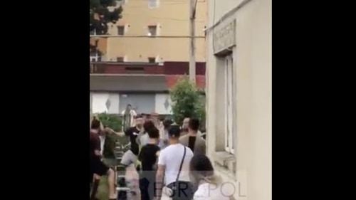 VIDEO Mai multe persoane s-au bătut cu bâte în Gura Humorului / Europol: „Cum vă imaginați că ați interveni dacă ați face parte din prima patrulă ajunsă la fața locului?”