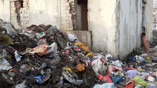 Locatarii unui bloc din Hunedoara riscă amenzi de 20.000 de lei pentru că aruncă gunoiul pe geam/ Primarul: Suntem toleranţi cu familiile nevoiaşe, dar nu putem tolera astfel de situaţii