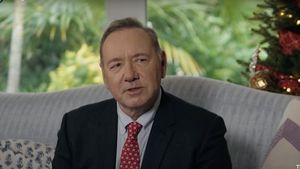 Actorul Kevin Spacey a clarificat faptul că nu este fără adăpost, după ce a declarat într-un interviu că „nu are casă” / „Mi se pare necinstit din partea mea să vă las să credeți că sunt într-adevăr fără adăpost în sensul colocvial al cuvântului” 