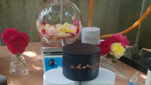 Elevii unui colegiu din Reșița au lansat o gamă de parfumuri / Banii adunați din vânzarea parfumurilor sunt donați pentru deschiderea unei clinici de oncologie