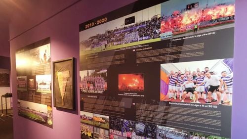 VIDEO&FOTO Pelerinaj pe stadionul „Dan Păltinișanu” din Timișoara, înainte de demolare. Suporterii își pot lua rămas bun de la bătrâna arenă, vizitând o expoziție emoționantă / Foști jucători ai Poli rememorează momente emblematice