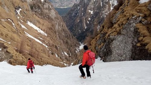 VIDEO Un tânăr de 19 ani, blocat pe Valea Ţapului din Bucegi, a fost recuperat de Salvamont / El și-a petrecut noaptea într-un adăpost pe care l-a săpat în zăpadă
