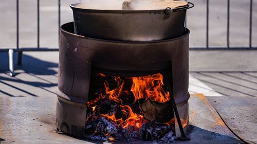 Etnicii croaţi din Caraş-Severin sărbătoresc Pocladele / Se merge cu capra, iar totul se încheie cu o petrecere la ceaun