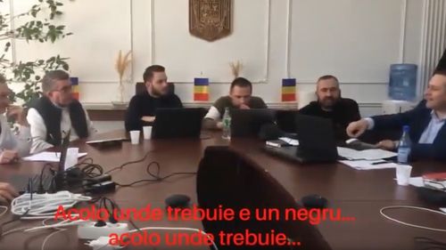 Limbaj rasist în consiliul local al unei comune din județul Brașov / Romii sunt numiți ”negri” și ”indieni” de către consilieri / Aceștia se opun construcției unei școli și a unei grădinițe din cauza apropierii cu zona în care locuiesc romii / USR cere demisia viceprimarului