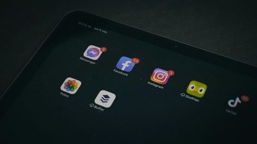 Descoperirea rețelelor sociale de către seniori / Sociolog: „Sunt mult mai expuși la manipulare” / ”Platformele sociale trebuie să asume o responsabilitate mai mare pentru conținutul distribuit”