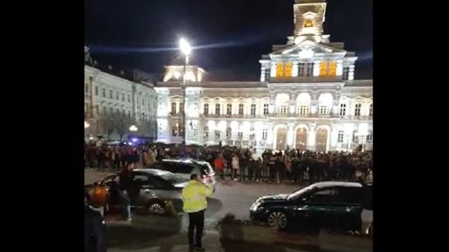 VIDEO Proteste în marile orașe ale României în noaptea de duminică spre luni împotriva noilor restricții/ Sute de oameni s-au strâns în Galați, Timișoara, Arad sau Ploiești