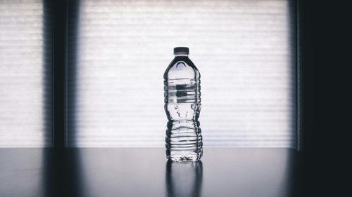 Este sigur să bei apă dintr-o sticlă de plastic uitată în mașină? Avertismentul cercetătorilor