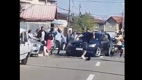 Mai multe persoane audiate și filtre ale poliției în Pantelimon, după bătaia din stradă între două familii / Violențele au continuat și la spital / Medic: Au intrat cu bâte, cu furci şi cu săbii. I-au căutat prin toate camerele