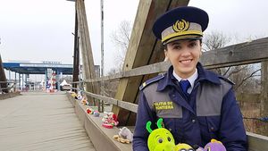 FOTO Poliția de Frontieră din Sighetu Marmației: Podul istoric care face legătura dintre România și Ucraina a devenit un „pod al jucăriilor”