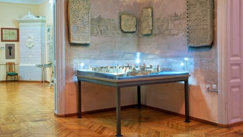 FOTO Pisanii moldovenești din vremea lui Ștefan cel Mare, păstrate în Muzeul de istorie din Herson, riscă să fie evacuate în Rusia