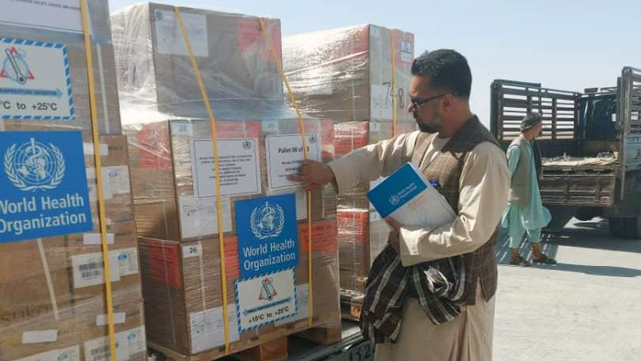 Afganistan: Un avion care transporta provizii medicale de la OMS a aterizat pe aeroportul din Kabul. Este primul astfel de transport de când au preluat talibanii puterea
