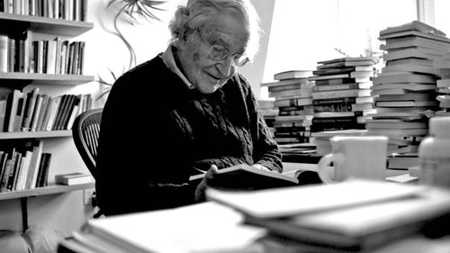 Noam Chomsky a fost externat, după ce zvonurile privind moartea sa au fost negate de soţia sa