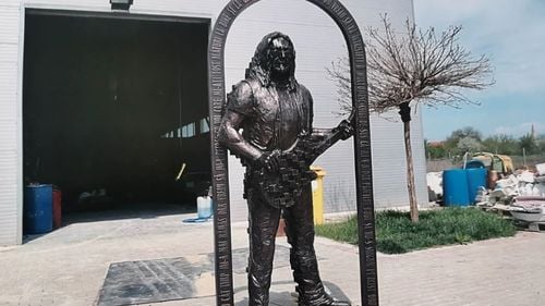 FOTO Monumentul dedicat chitaristului Adrian Bărar, fostul lider al trupei Cargo, va fi inaugurat marți, la Timișoara / Statuia din bronz este gata de peste doi ani, dar totul s-a blocat după ce un funcționar a greșit dosarul de trei ori, susține inițiatorul proiectului