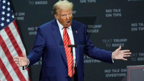 Trump spune că nu a „vorbit” încă despre stoparea ajutorului militar pentru Ucraina