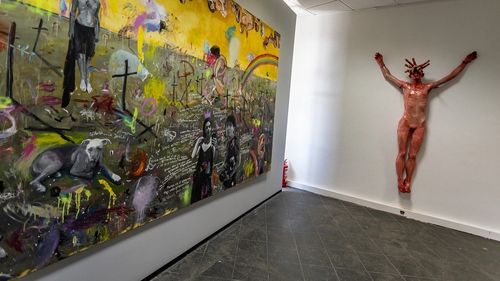 Vasile Bănescu, critici dure despre o expoziție de la Art Safari: Cât de departe se poate merge cu siluirea artei, compromiterea „artistului”, nesimțirea spirituală, obscenitatea vizuală și batjocorirea purității dumnezeiești? Până la odioasa „blasfemie”, până în bolgia sinistră a „sacrilegiului”